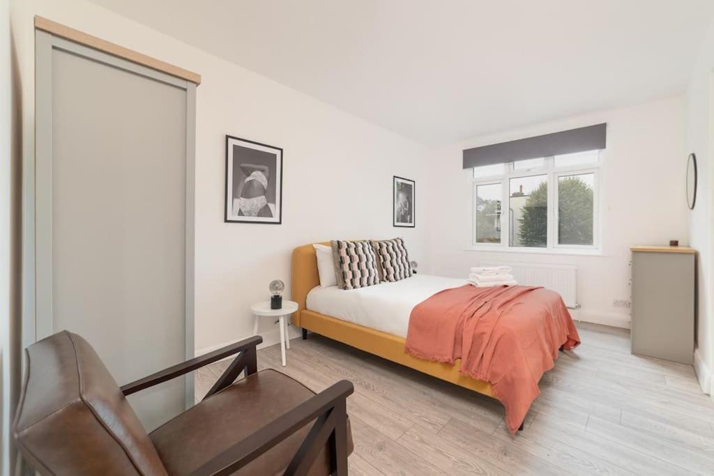 Two Bedroom Apartment By Buonomo Stays Short Lets & Serviced Accommodation In Balham With Balcony London Exterior photo