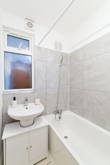 Two Bedroom Apartment By Buonomo Stays Short Lets & Serviced Accommodation In Balham With Balcony London Exterior photo