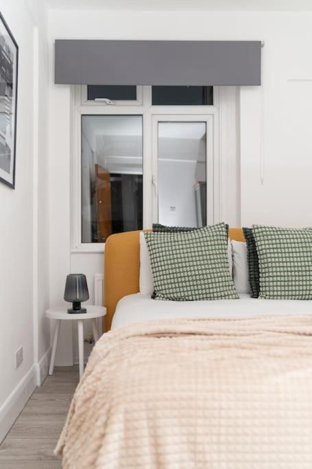 Two Bedroom Apartment By Buonomo Stays Short Lets & Serviced Accommodation In Balham With Balcony London Exterior photo