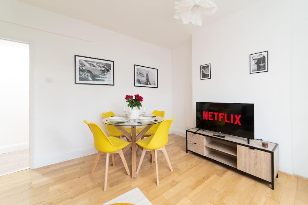 Two Bedroom Apartment By Buonomo Stays Short Lets & Serviced Accommodation In Balham With Balcony London Exterior photo